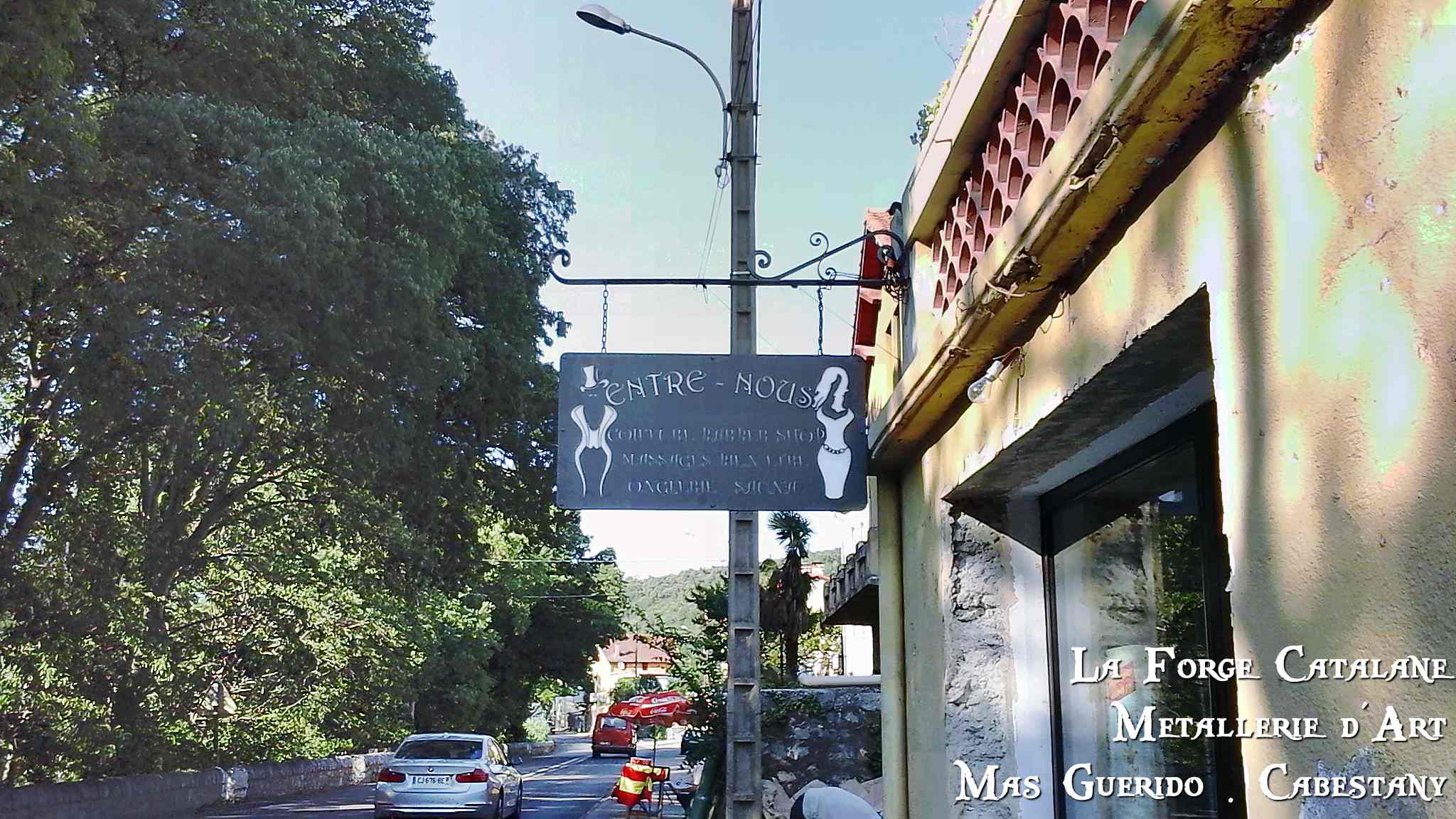 enseigne coiffeur entre nous arles tech forge catalane.jpg